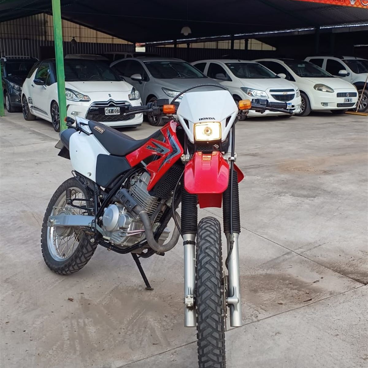 HONDA TORNADO - InfoGuia Traslasierra HONDA TORNADO - InfoGuia Traslasierra - 🏍️🌪️HONDA TORNADO XR 250 ✔️Modelo 2016 ✔️Km:9300 ✔️6 velocidades Compra y Venta 🚘 Financiación y permuta 📲 3544-430878 Nos encontras en: 📍Simón Bolivar 1850 Mina Clavero 📍Córdoba (taninga)